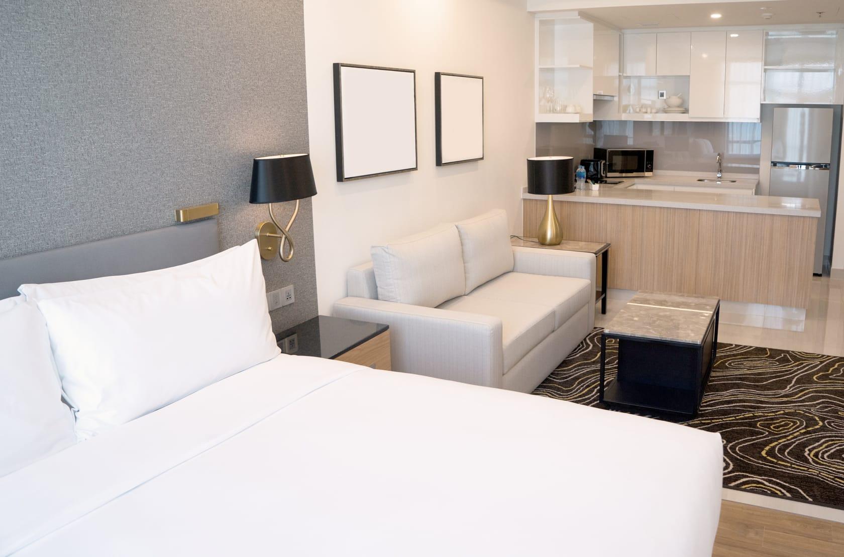 Chambre en journée avec kitchenette