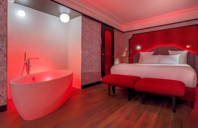 Love and romantic hotels
