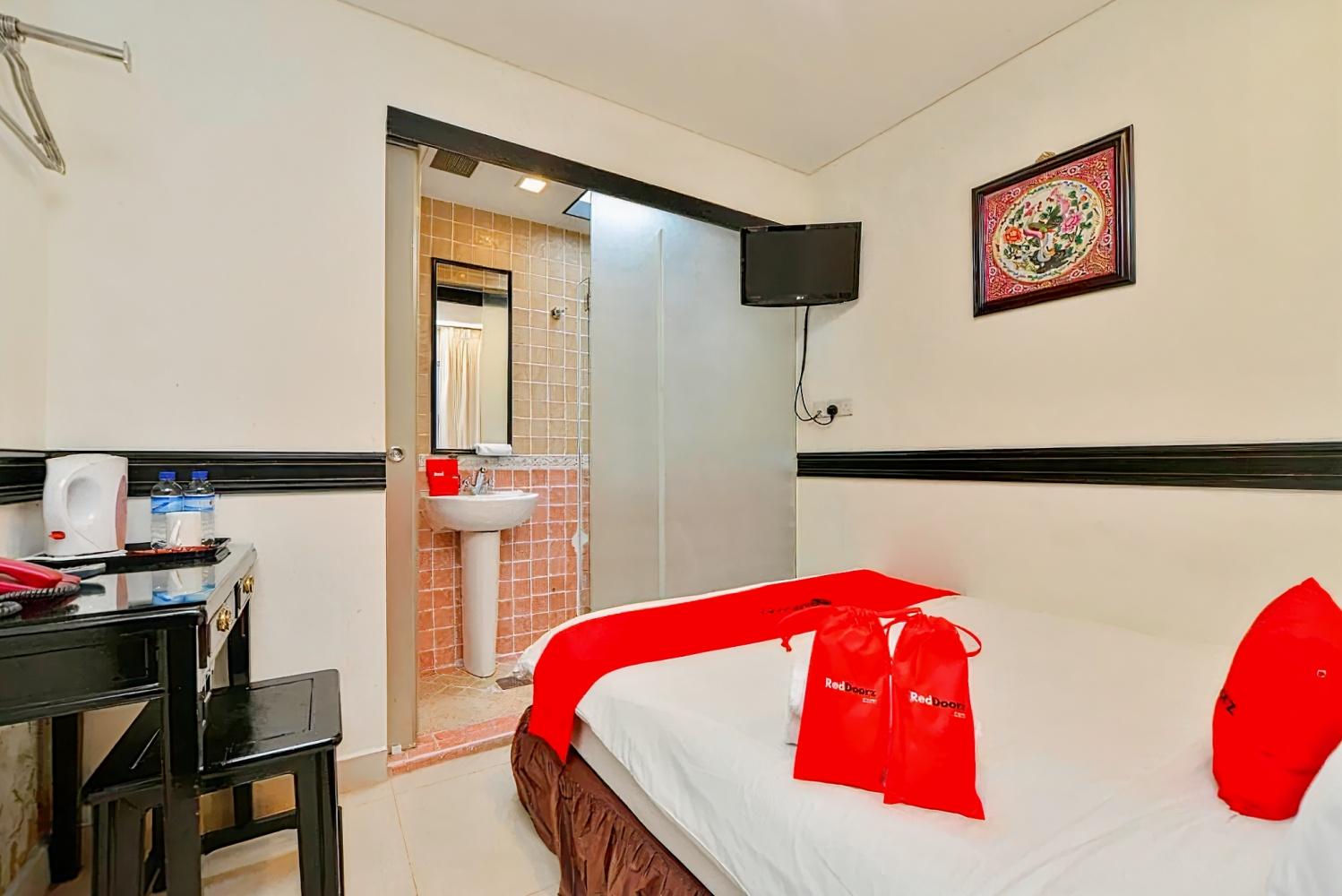 RedDoorz near Marine Parade Central