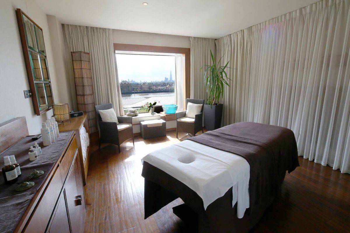 Canary Riverside Plaza Hotel