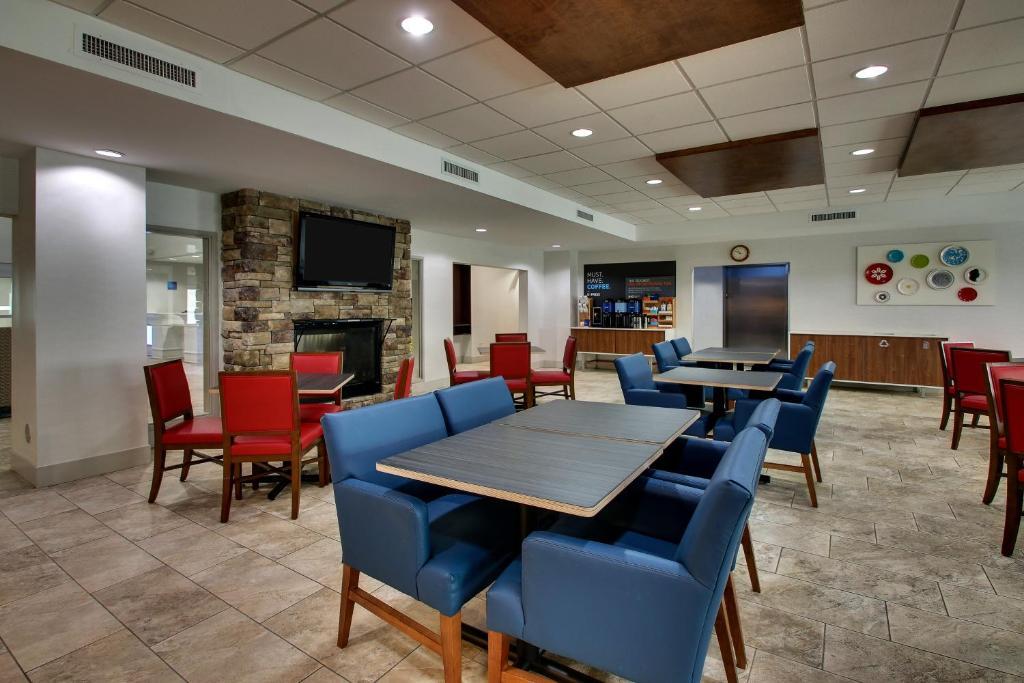Holiday Inn Express & Suites Chicago North-Waukegan-Gurnee