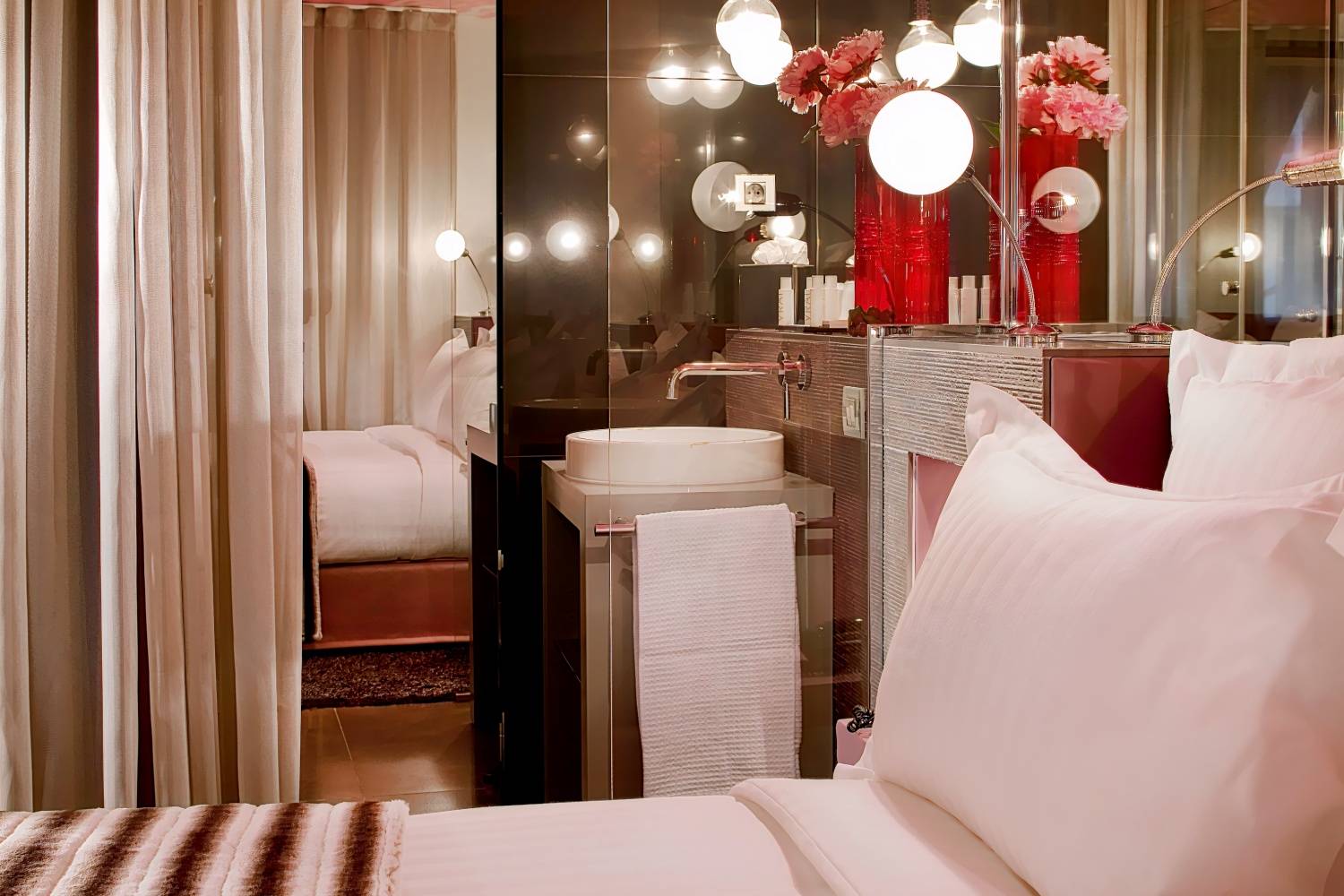 7 Eiffel Hotel by Malone