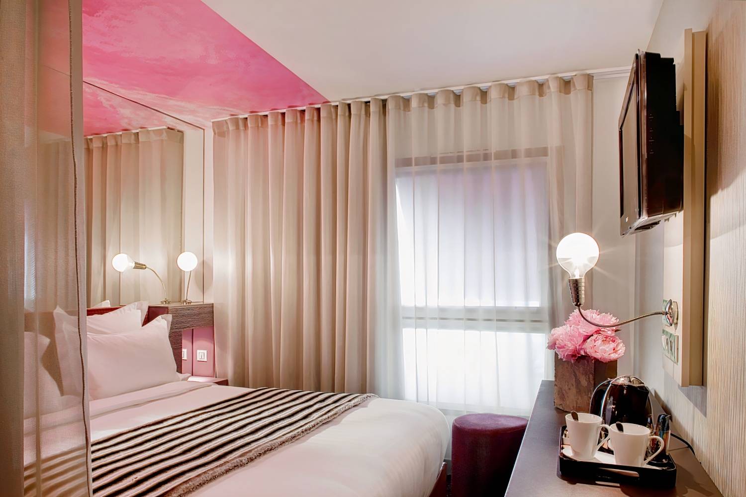 7 Eiffel Hotel by Malone