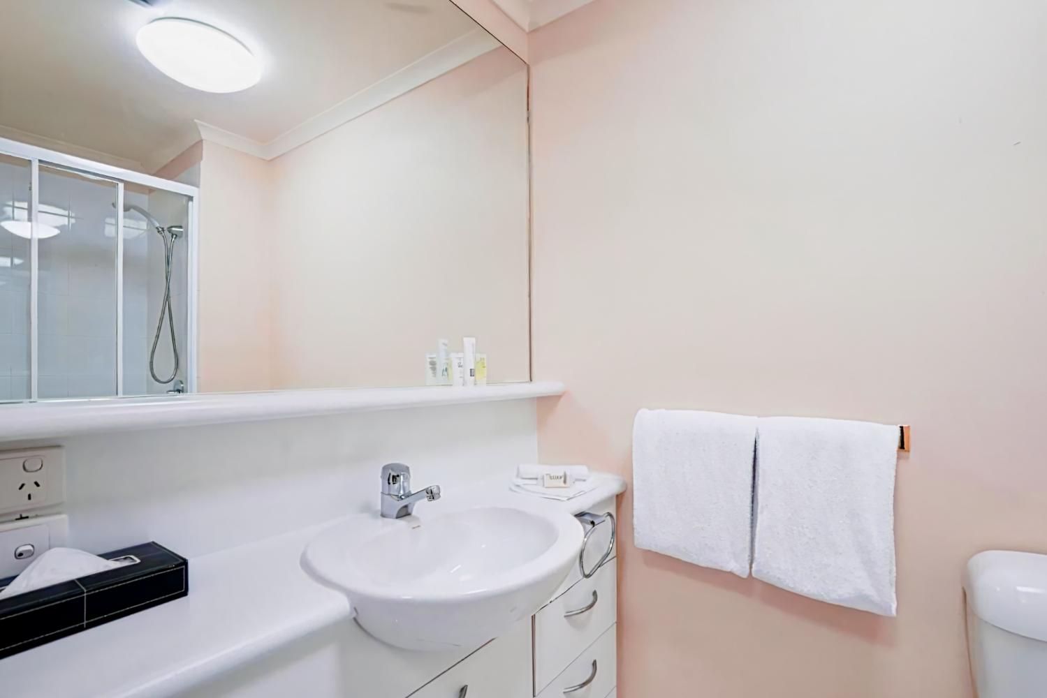 Arrow on Spencer (Also known as Harbourview Apartment Hotel)