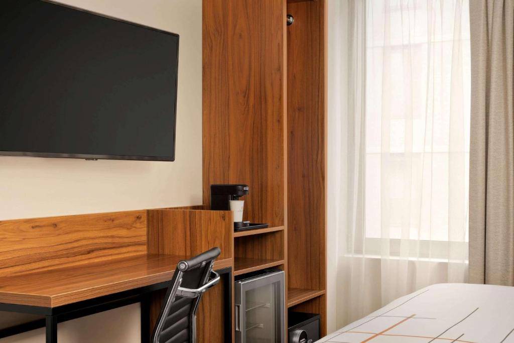 La Quinta Inn & Suites by Wyndham Times Square South