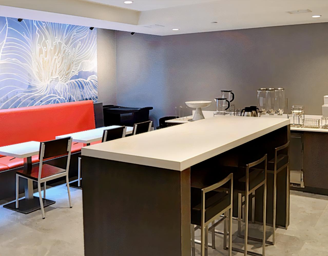 La Quinta Inn & Suites by Wyndham Times Square South