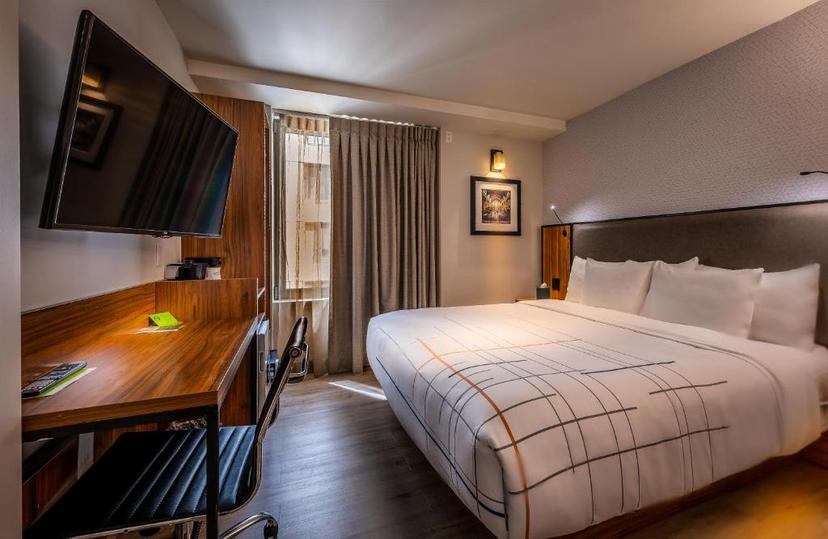 La Quinta Inn & Suites by Wyndham Times Square South