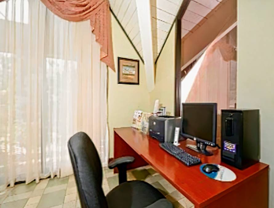 Howard Johnson by Wyndham Clifton NJ