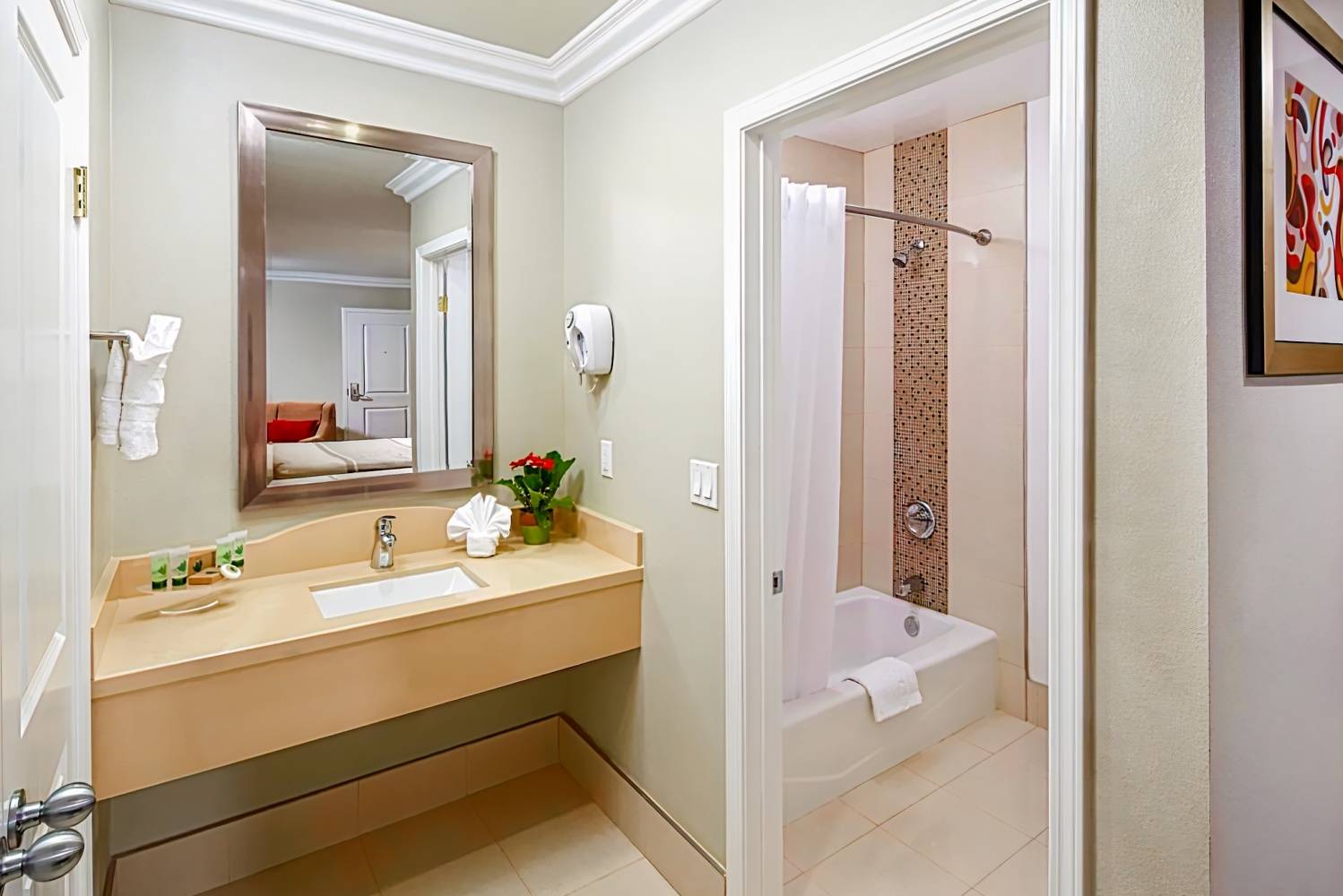 Eden Roc Inn & Suites