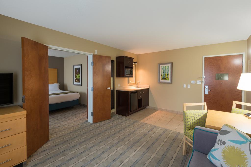 Holiday Inn Express & Suites Wheat Ridge-Denver West
