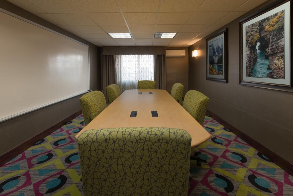 Holiday Inn Express & Suites Wheat Ridge-Denver West