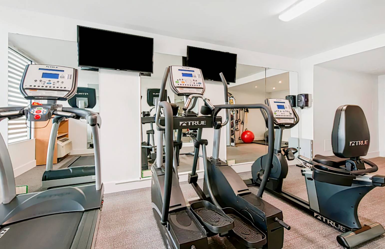 West Wing Hotel, Ascend Hotel Collection