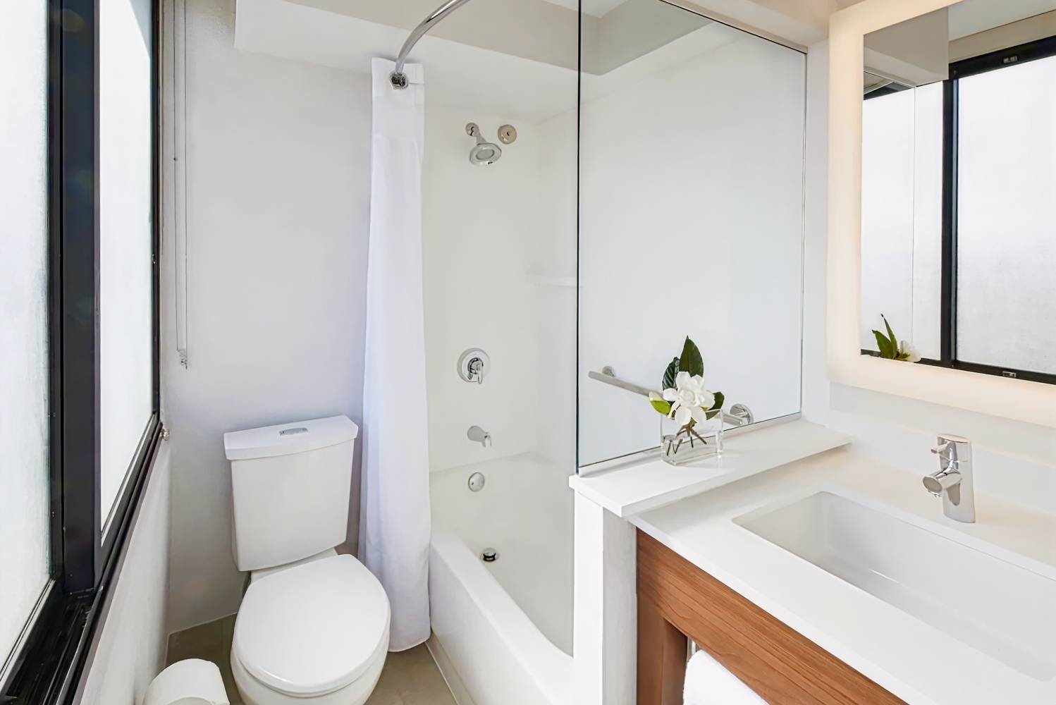 Holiday Inn Express Waikiki, an IHG Hotel