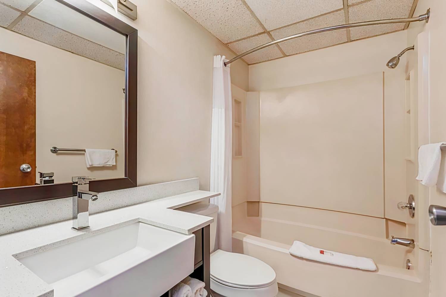 Days Inn & Suites by Wyndham Lancaster Amish Country