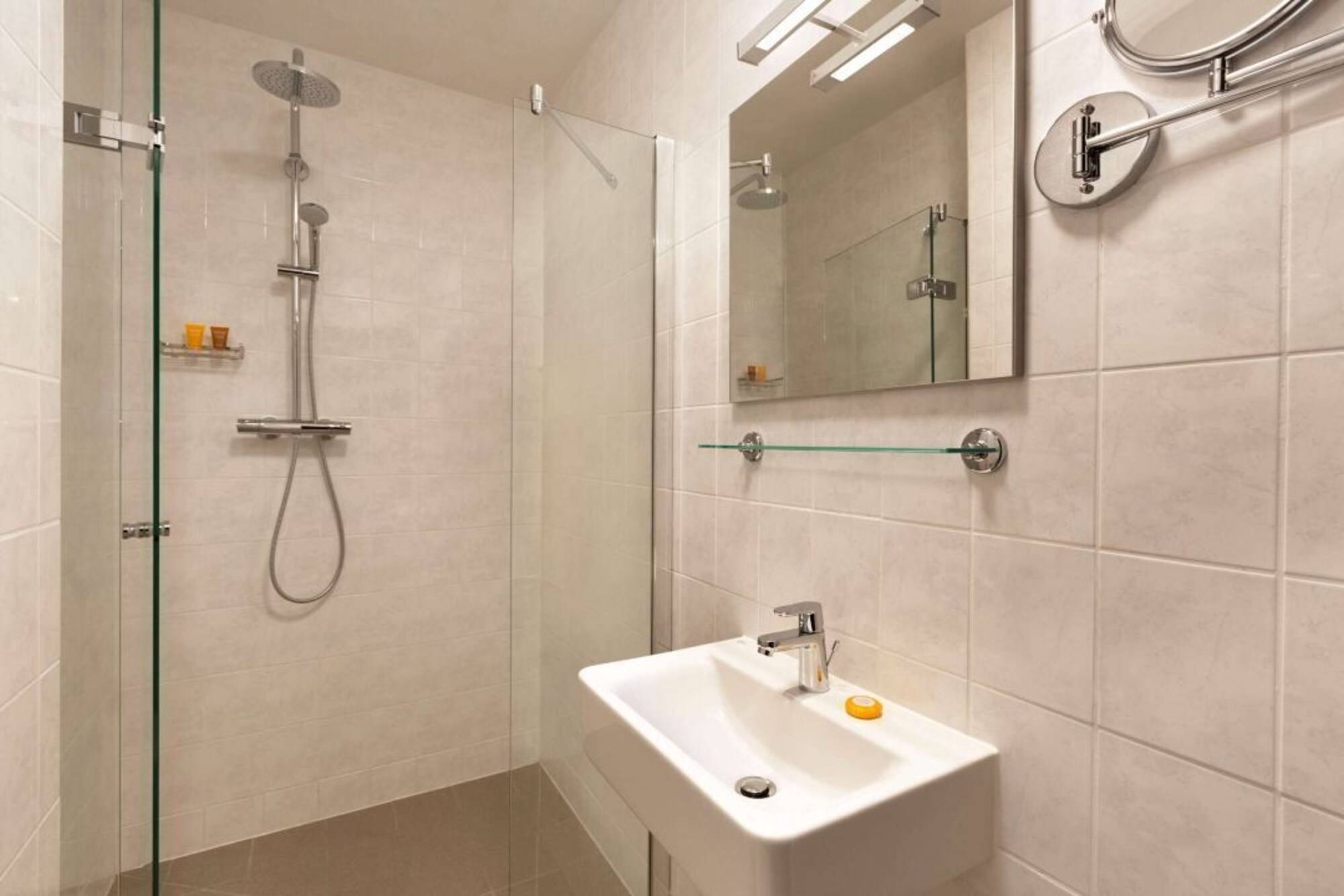 Rotterdam Teleport Hotel