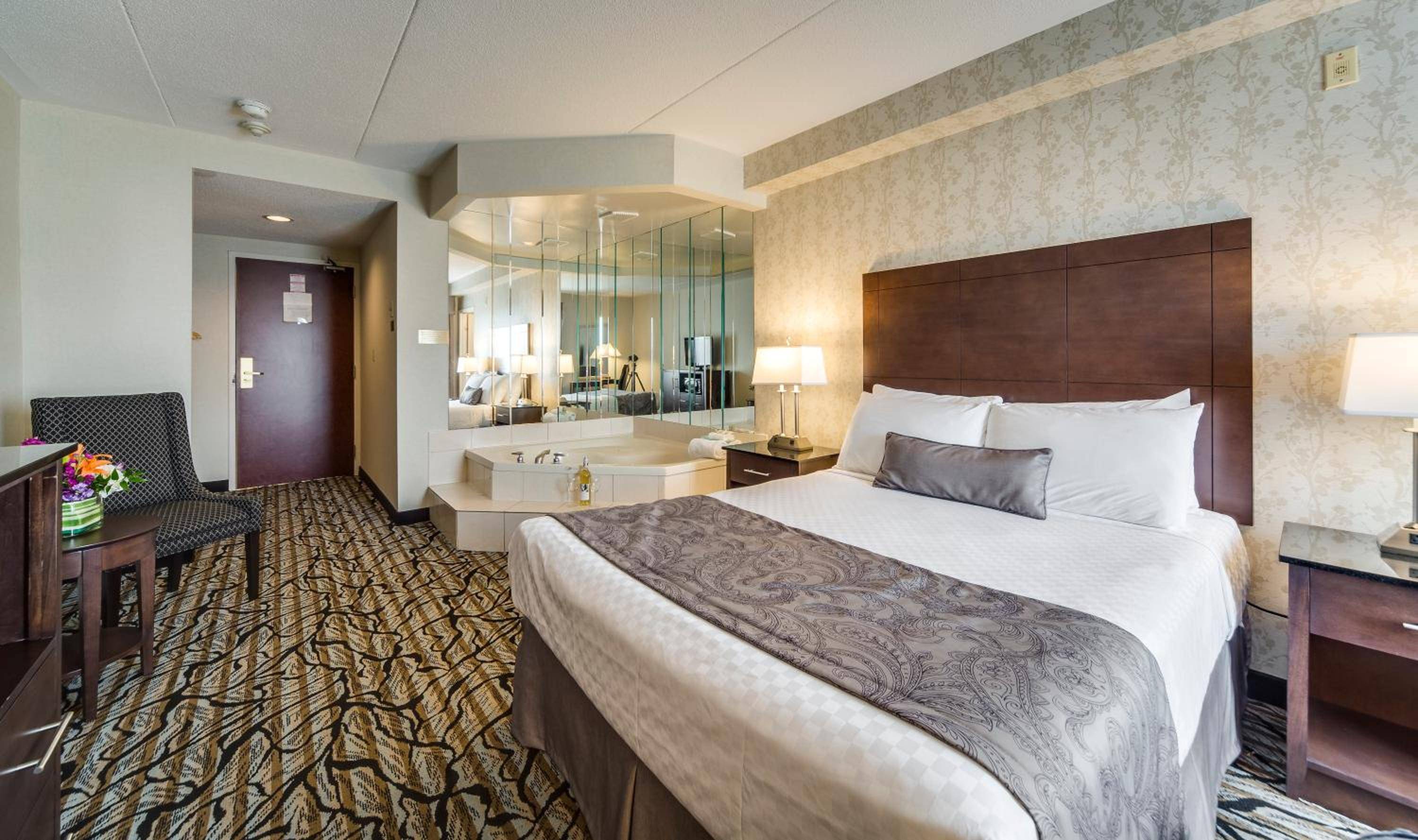 Monte Carlo Inn Oakville Suites