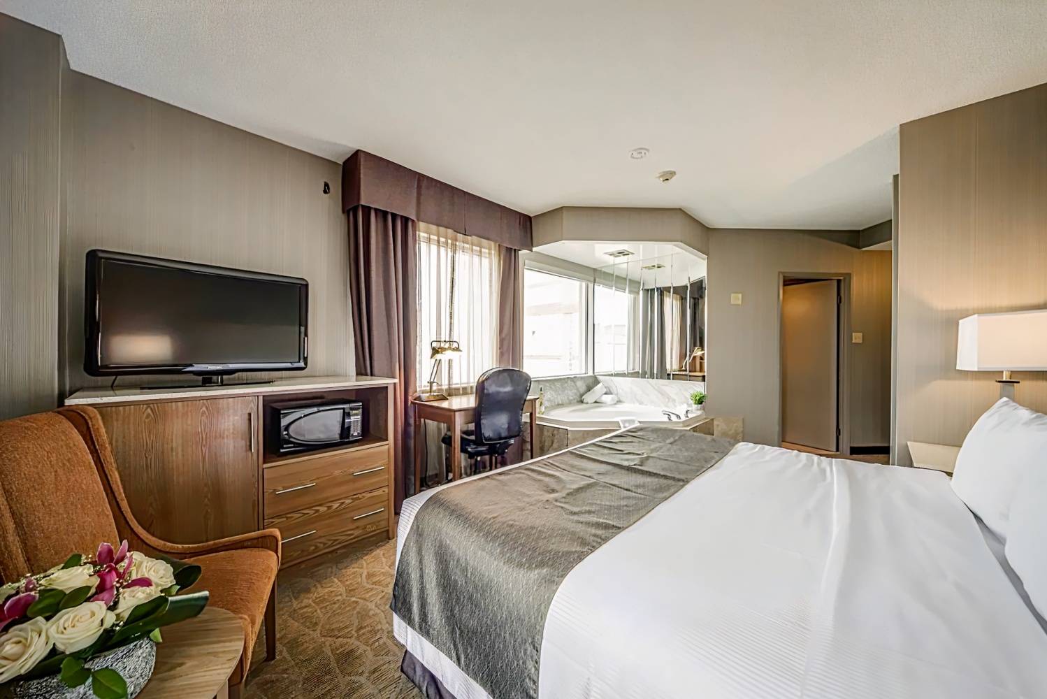 Monte Carlo Inn Airport Suites