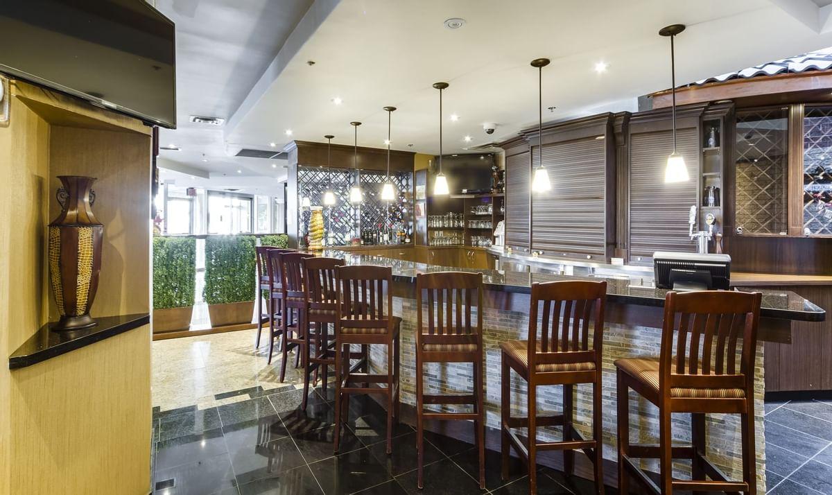 Monte Carlo Inn Airport Suites