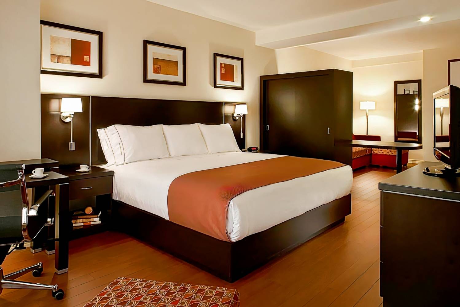 Holiday Inn & Suites, Montreal Airport