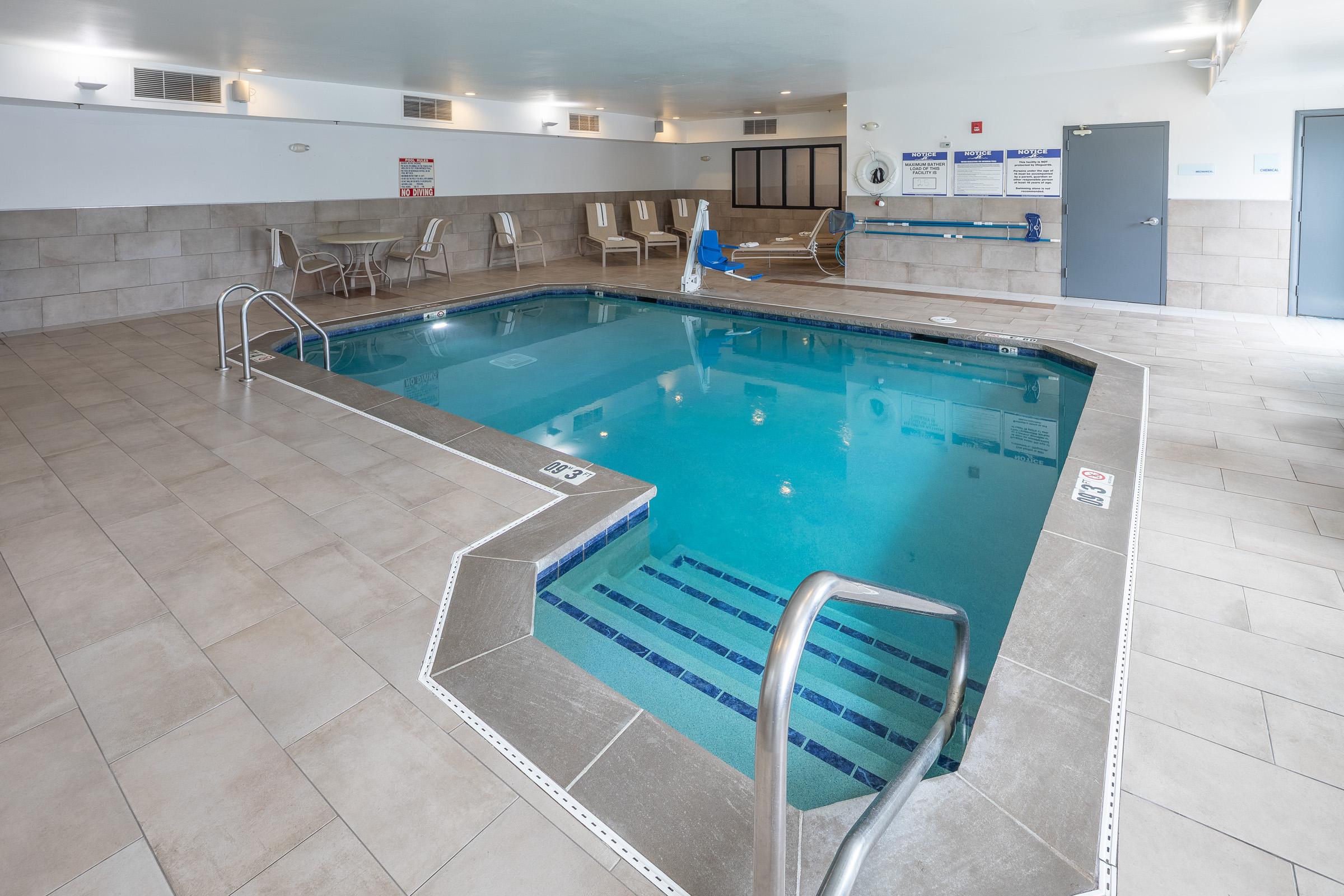 Holiday Inn Express & Suites Chicago West - St Charles