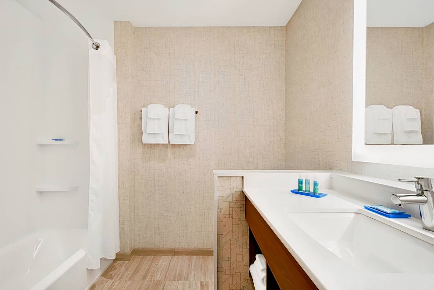 Holiday Inn Express & Suites Cincinnati South - Wilder