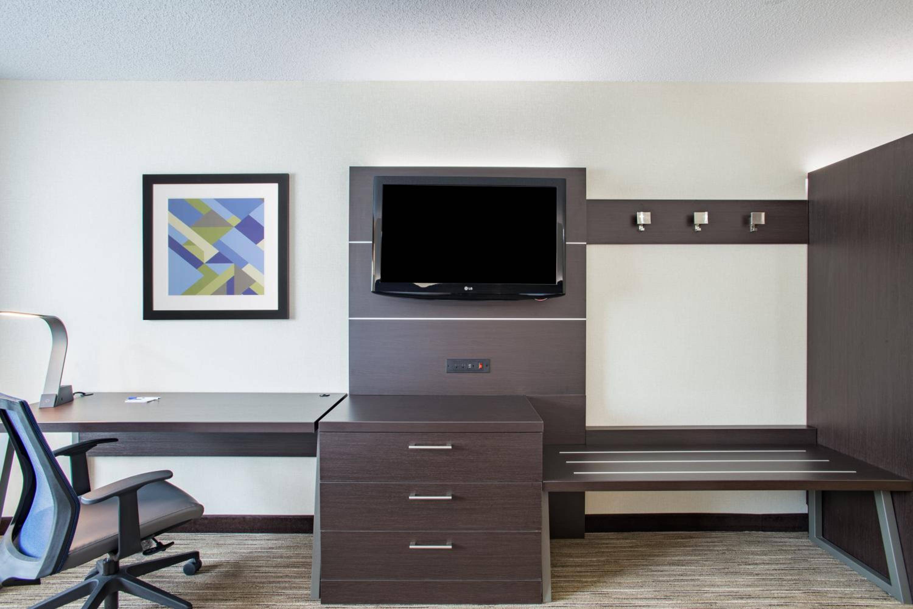 Holiday Inn Express & Suites Boston - Marlboro