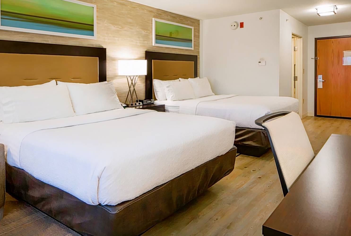 Holiday Inn & Suites Bloomington-Airport