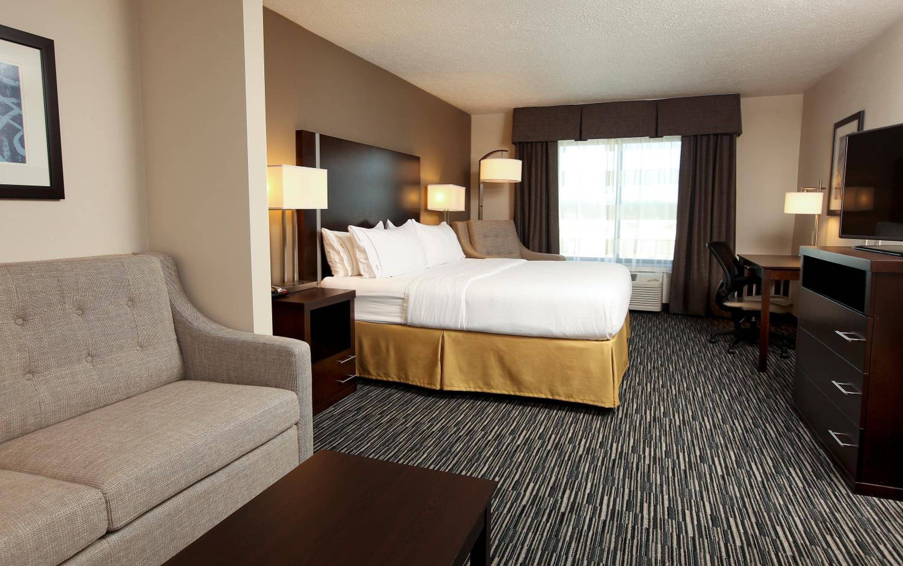 Holiday Inn Express & Suites Omaha South Ralston Arena