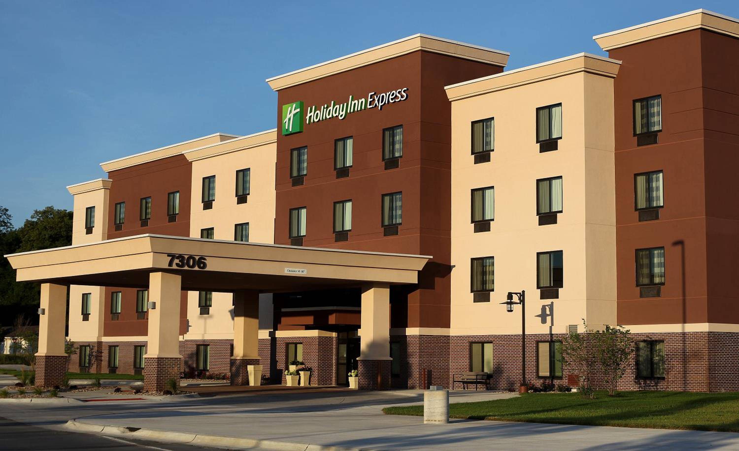 Holiday Inn Express & Suites Omaha South Ralston Arena