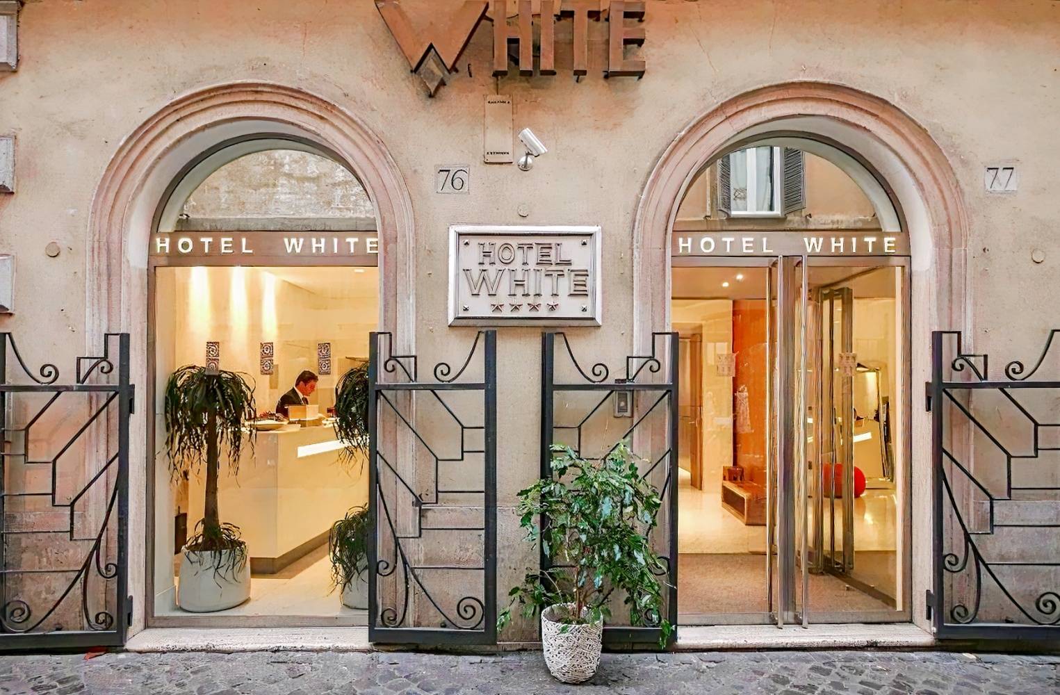 Hotel White