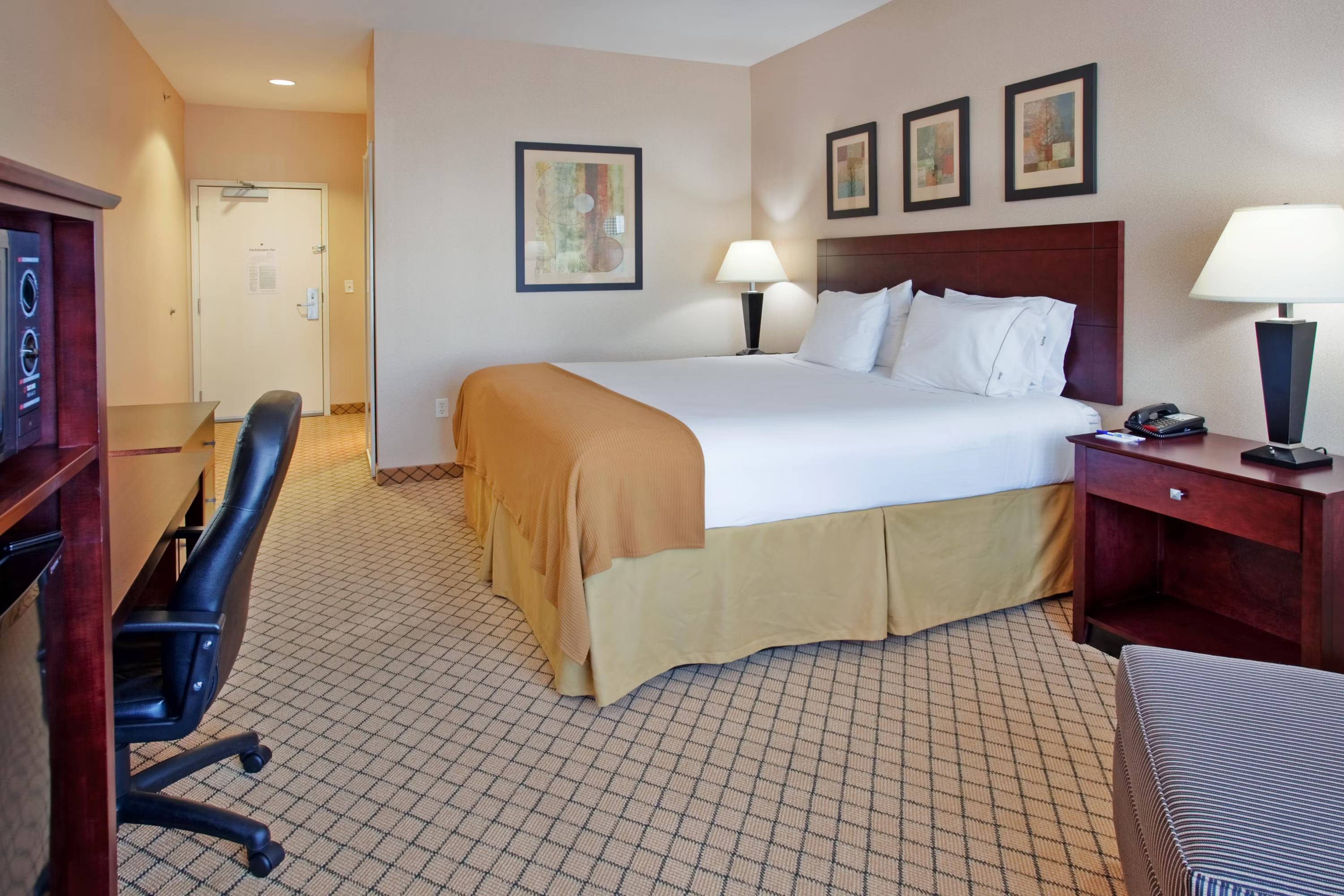 Holiday Inn Express & Suites Wichita Airport