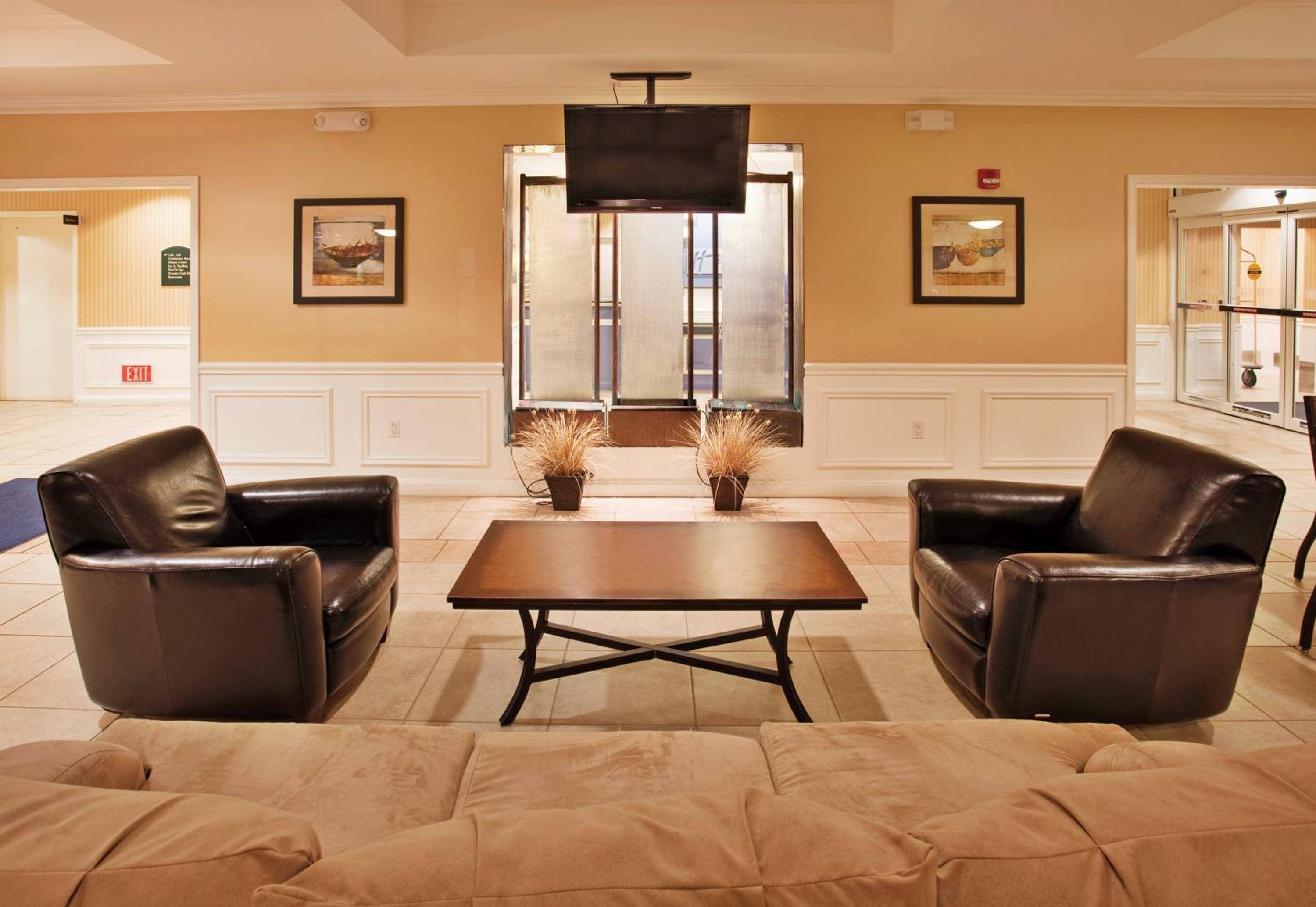 Holiday Inn Express & Suites Wichita Airport