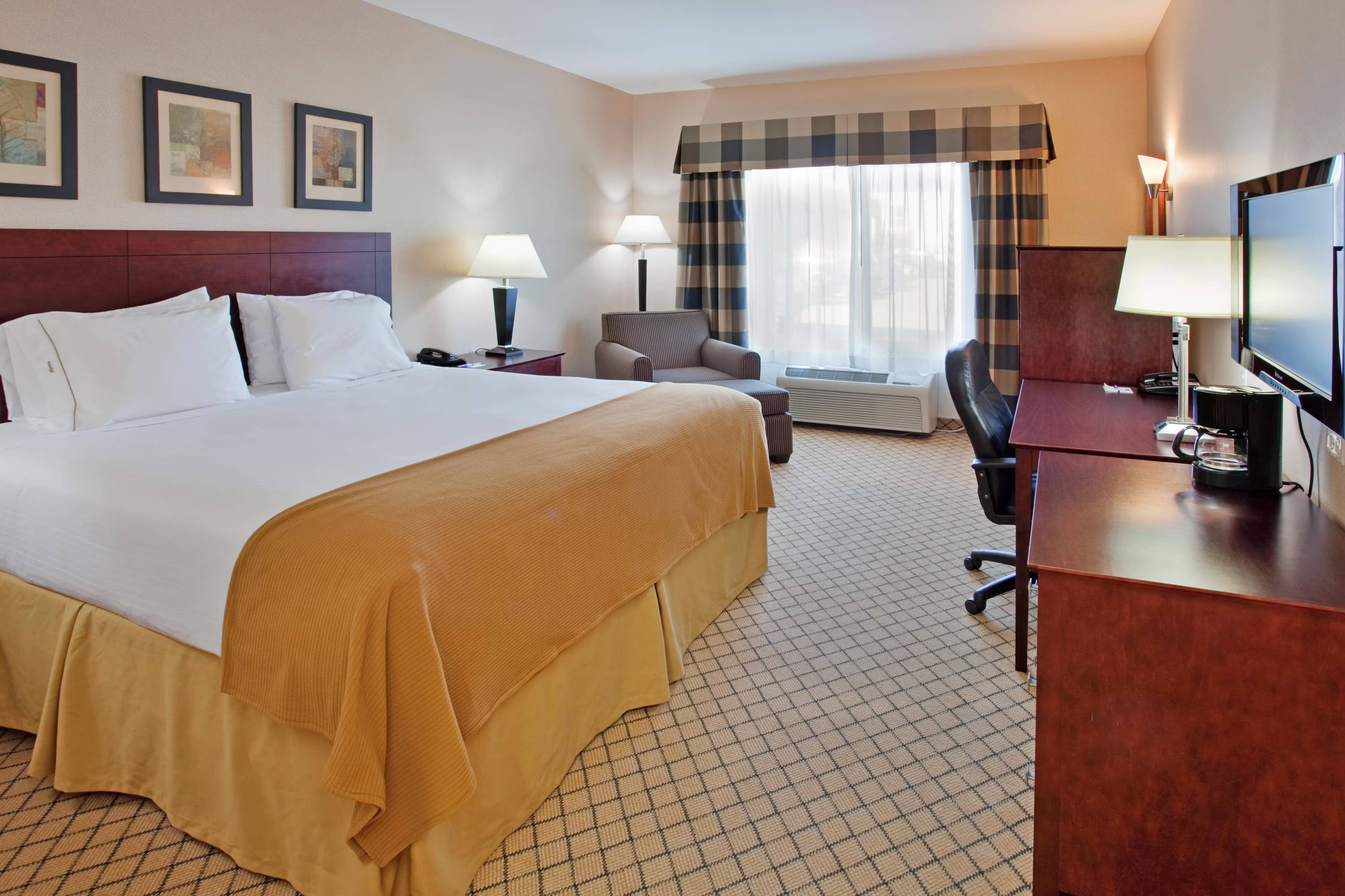 Holiday Inn Express & Suites Wichita Airport