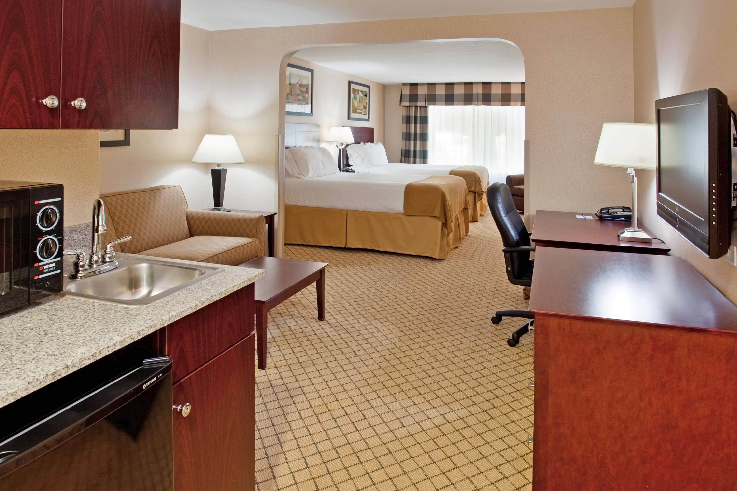 Holiday Inn Express & Suites Wichita Airport