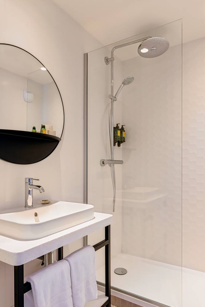 Leonardo Boutique Paris Opera