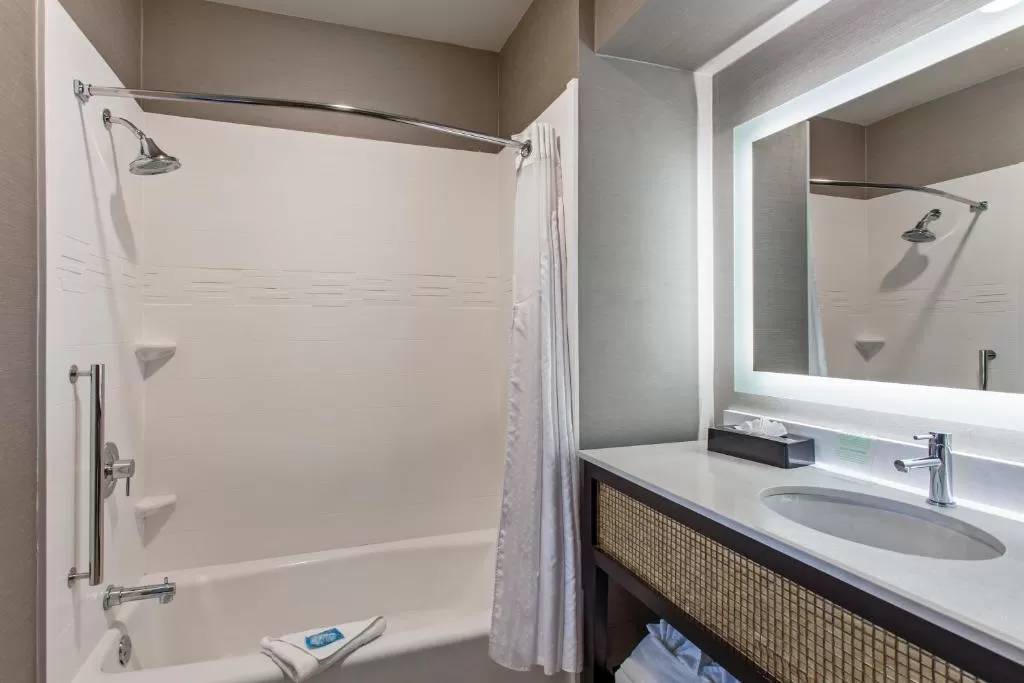 Holiday Inn Express & Suites Anaheim Resort Area