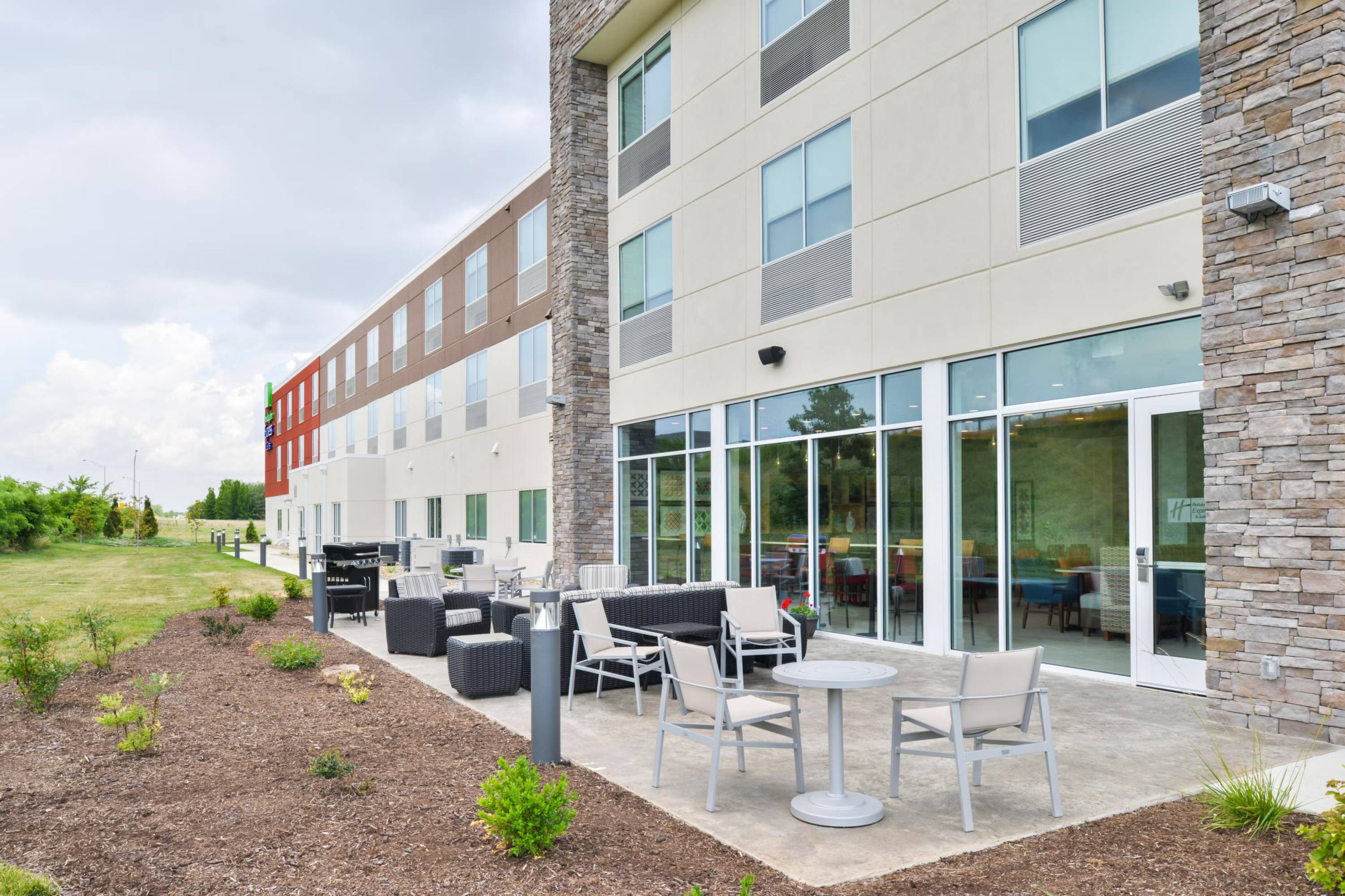 Holiday Inn Express & Suites Salem, an IHG Hotel