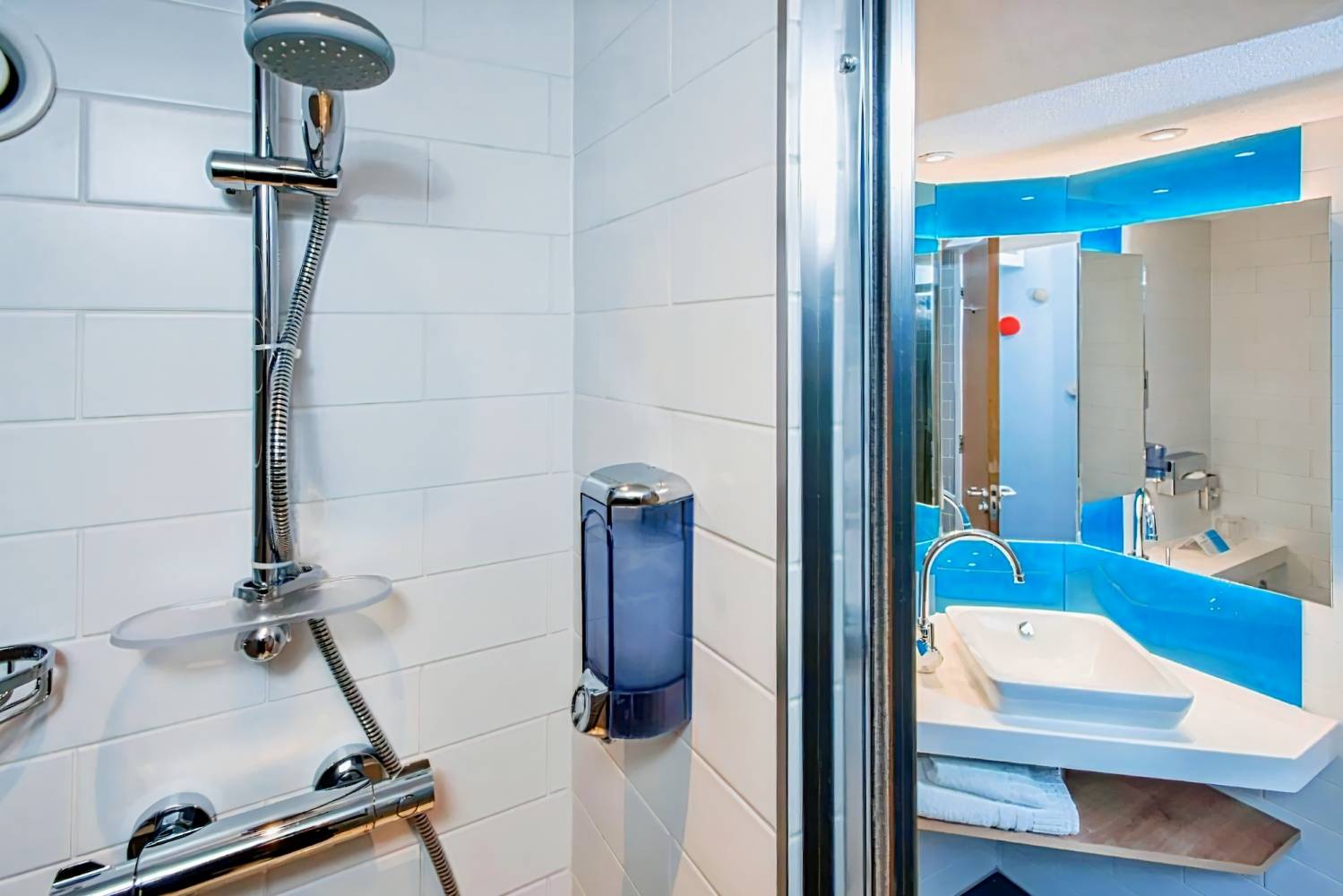 Holiday Inn Express Cardiff Bay