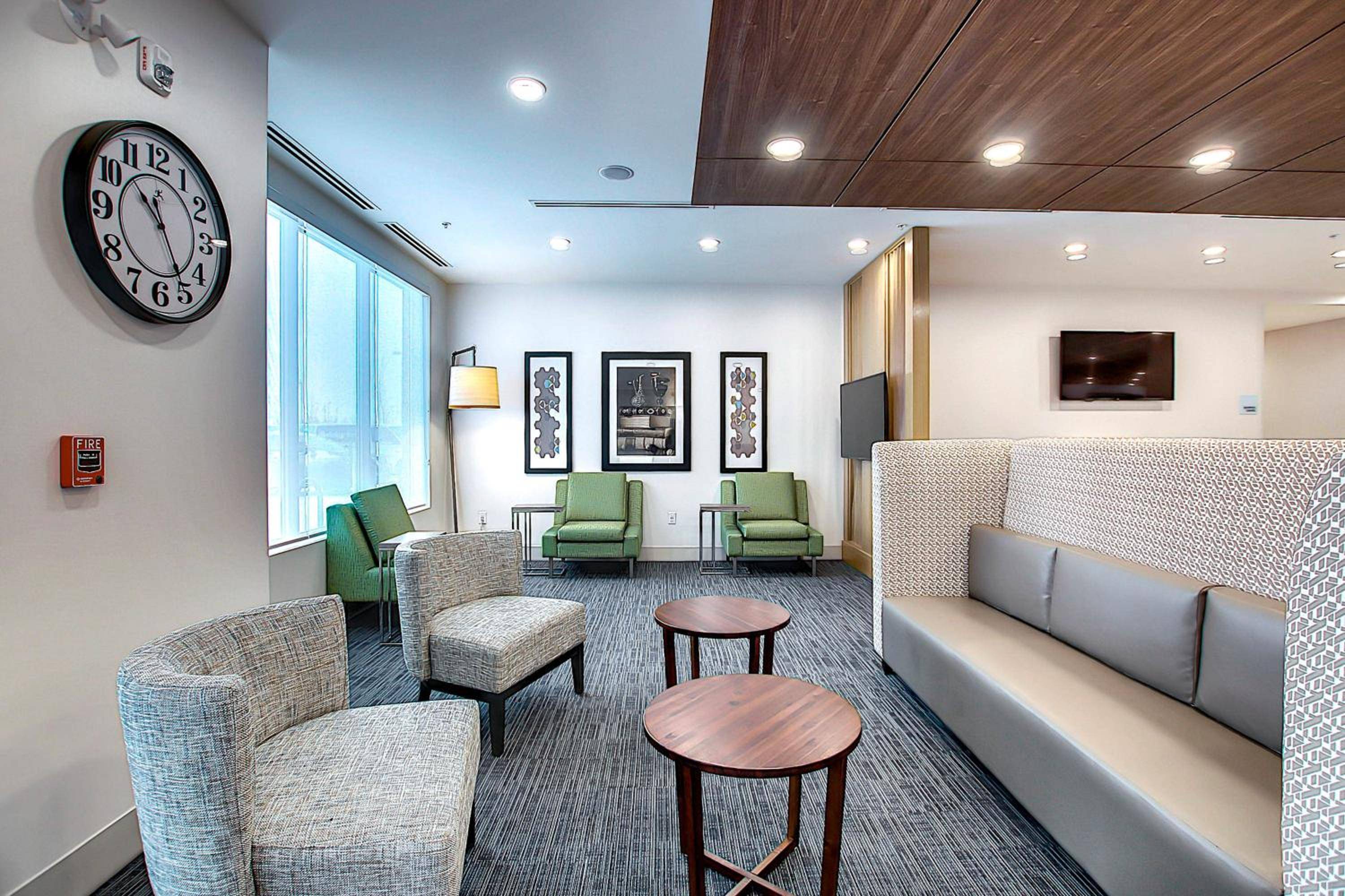 Holiday Inn Express & Suites Calgary Airport Trail NE