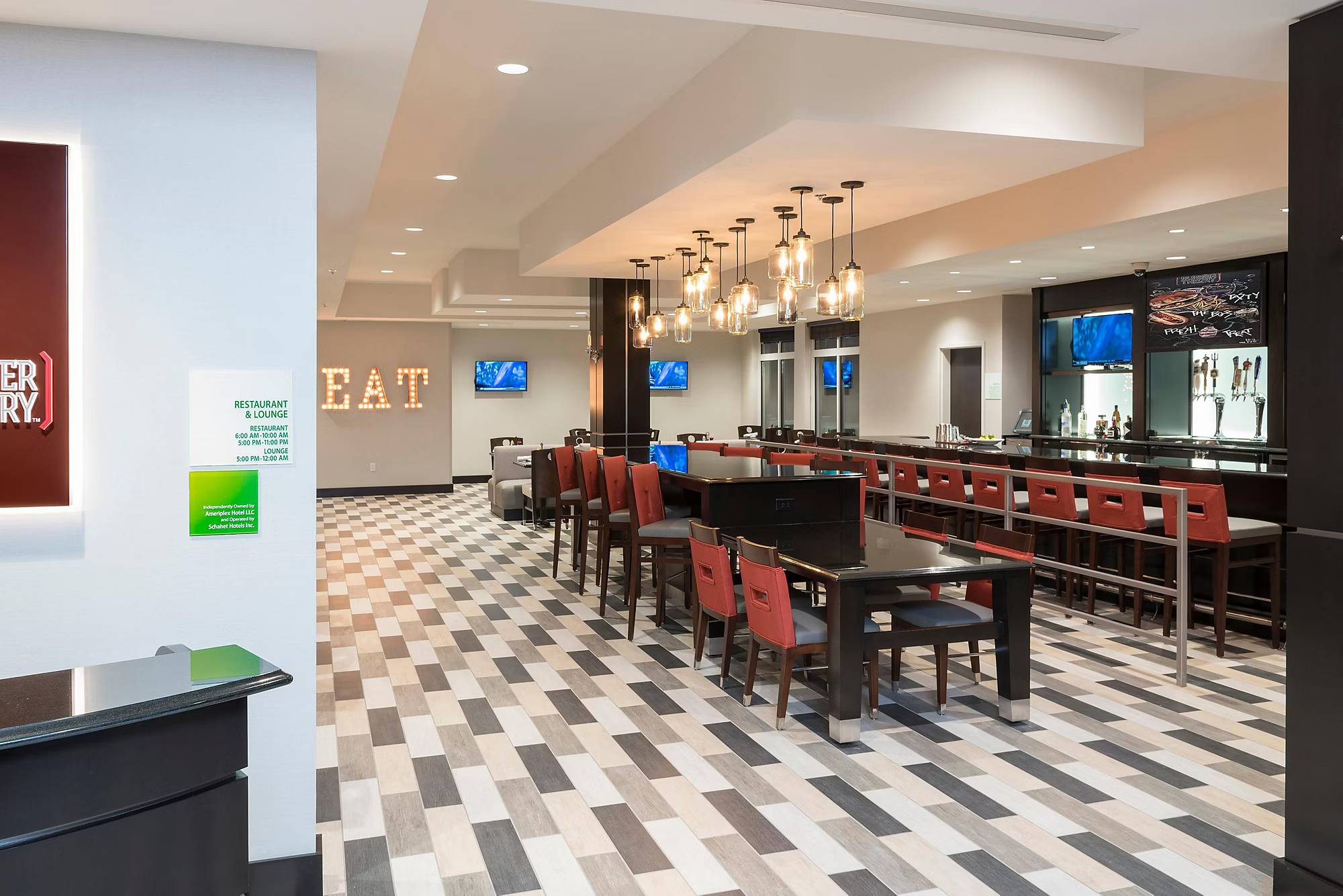 Holiday Inn Indianapolis Airport, an IHG Hotel