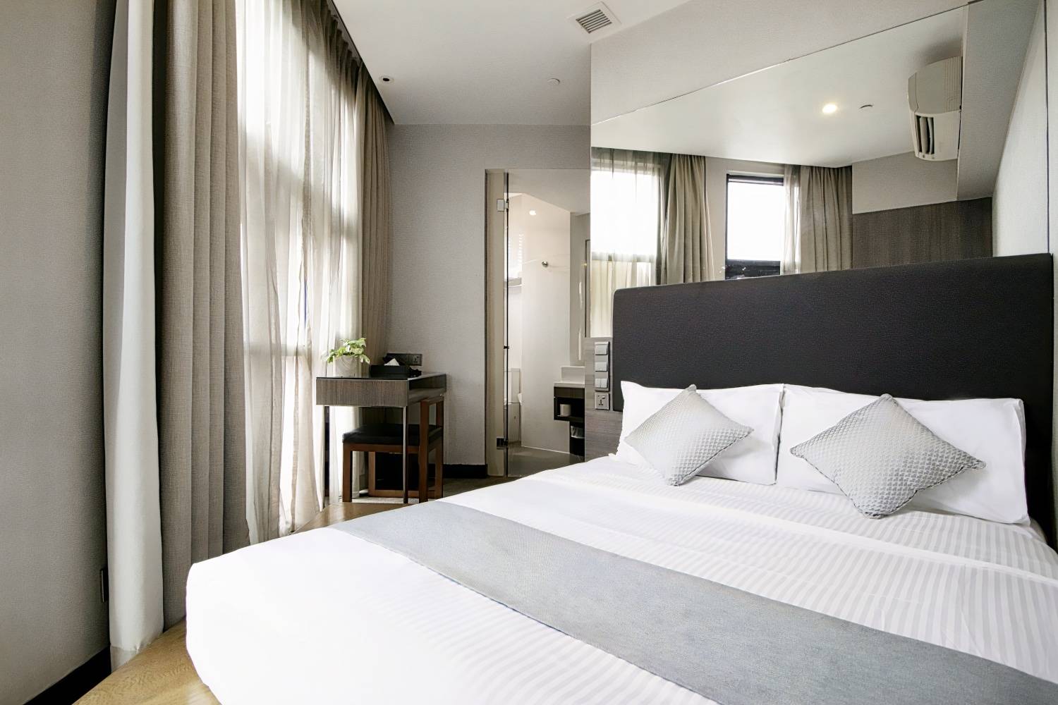 Hotel NuVe Stellar (formerly Aqueen Kitchener)