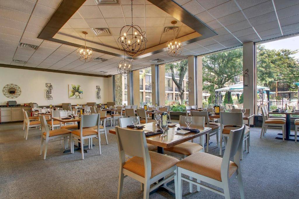 Holiday Inn Westbury – Long Island