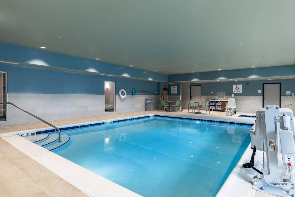 Holiday Inn Express & Suites - Moundsville, an IHG Hotel