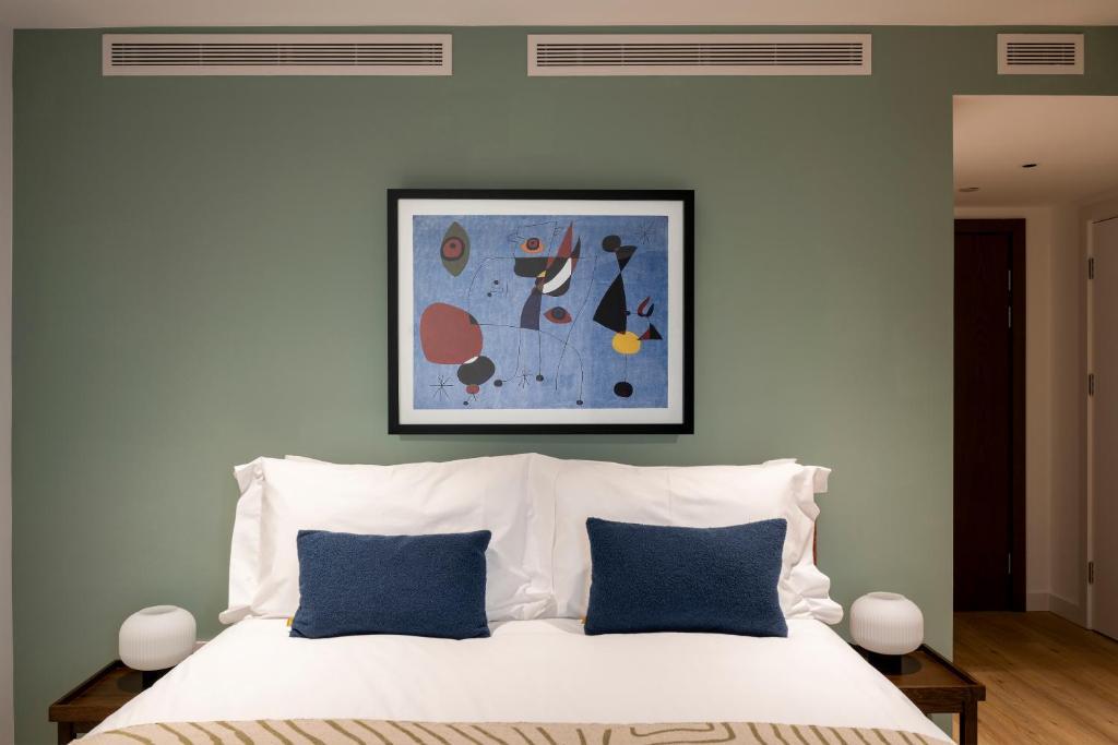 Cove Landmark Pinnacle