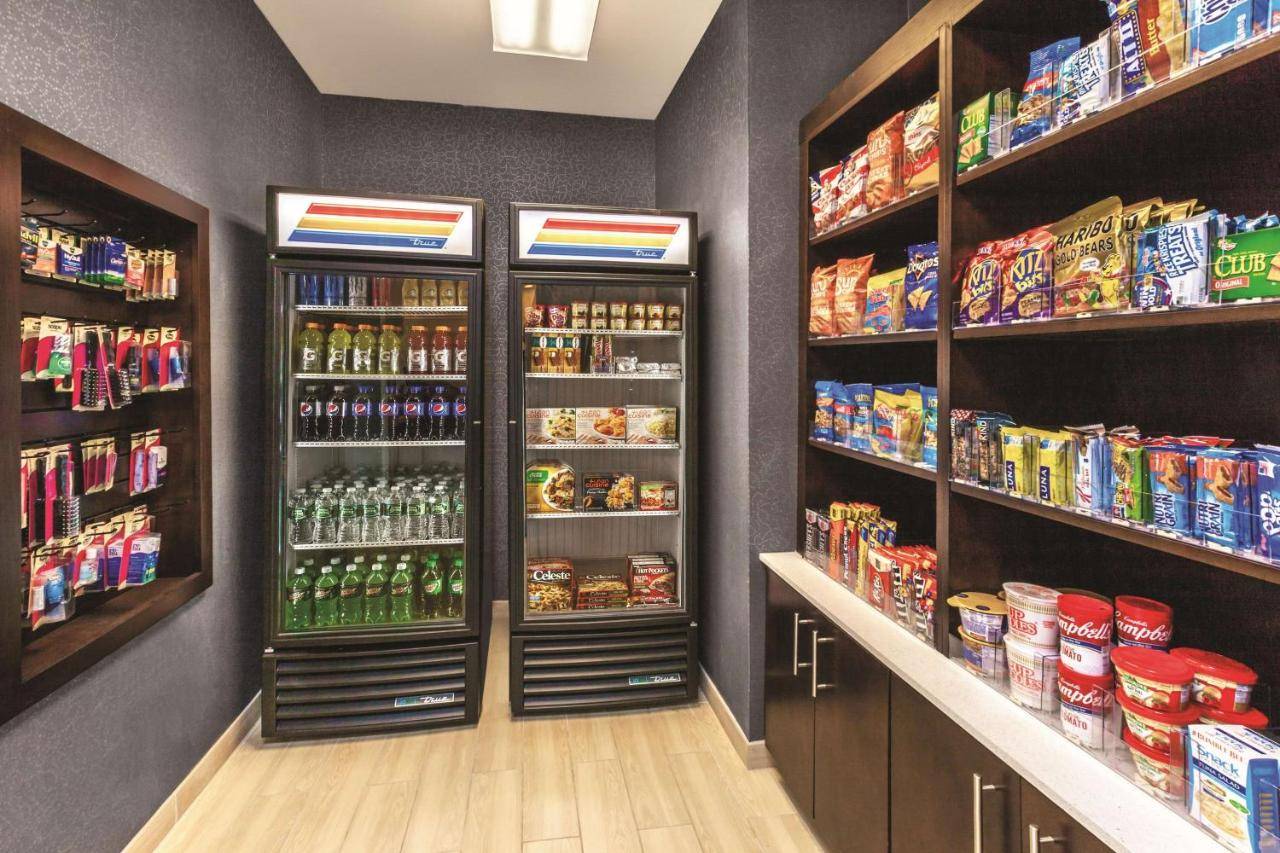 La Quinta Inn & Suites by Wyndham Philadelphia Airport