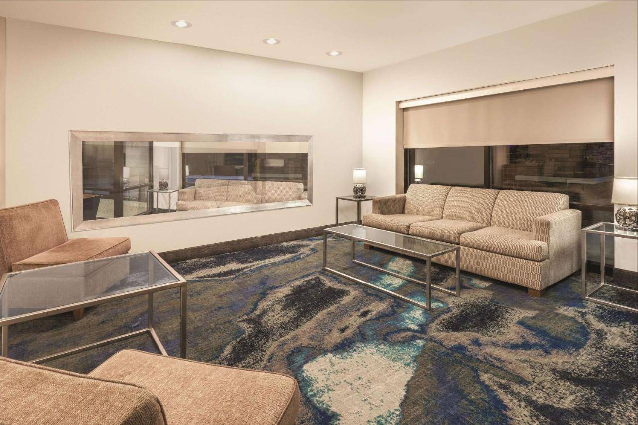 La Quinta Inn & Suites by Wyndham Philadelphia Airport