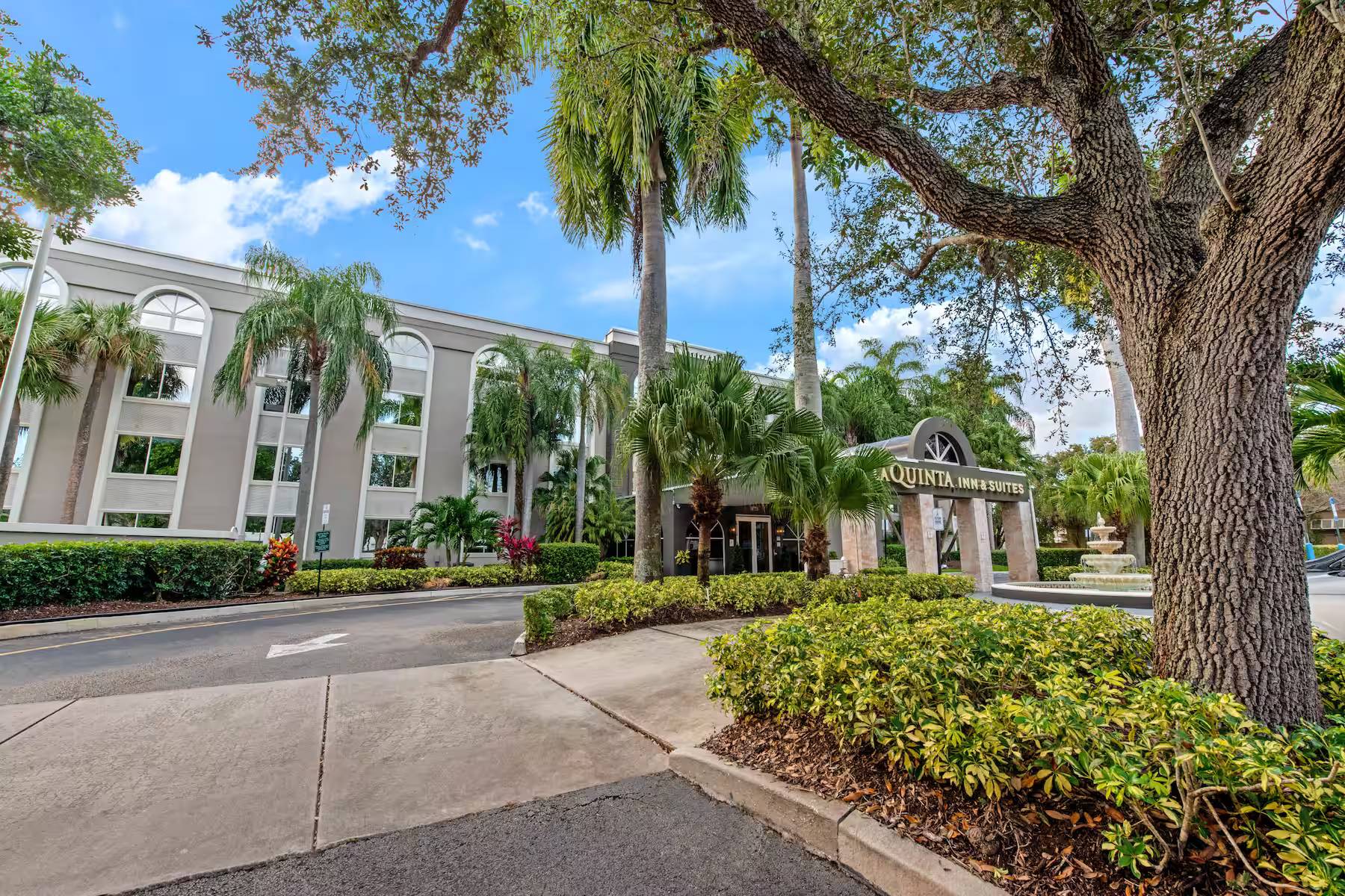 La Quinta Inn & Suites by Wyndham Coral Springs South