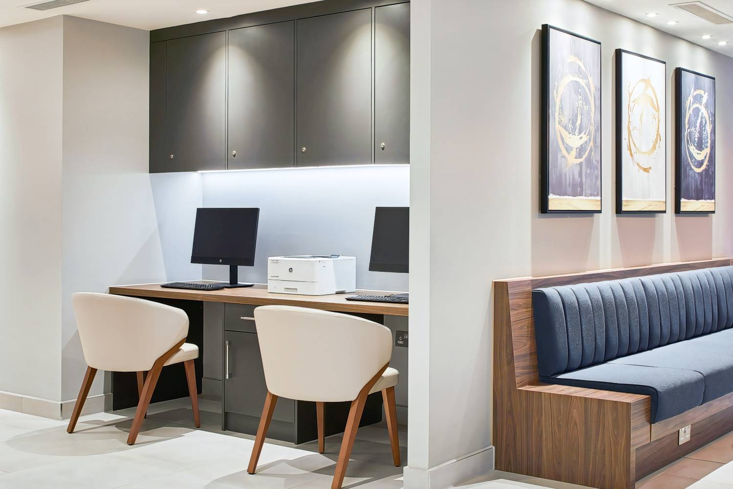 Courtyard by Marriott London Heathrow Airport