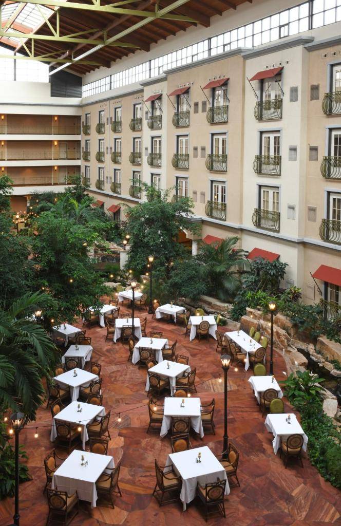 Woolley's Classic Suites Denver Airport