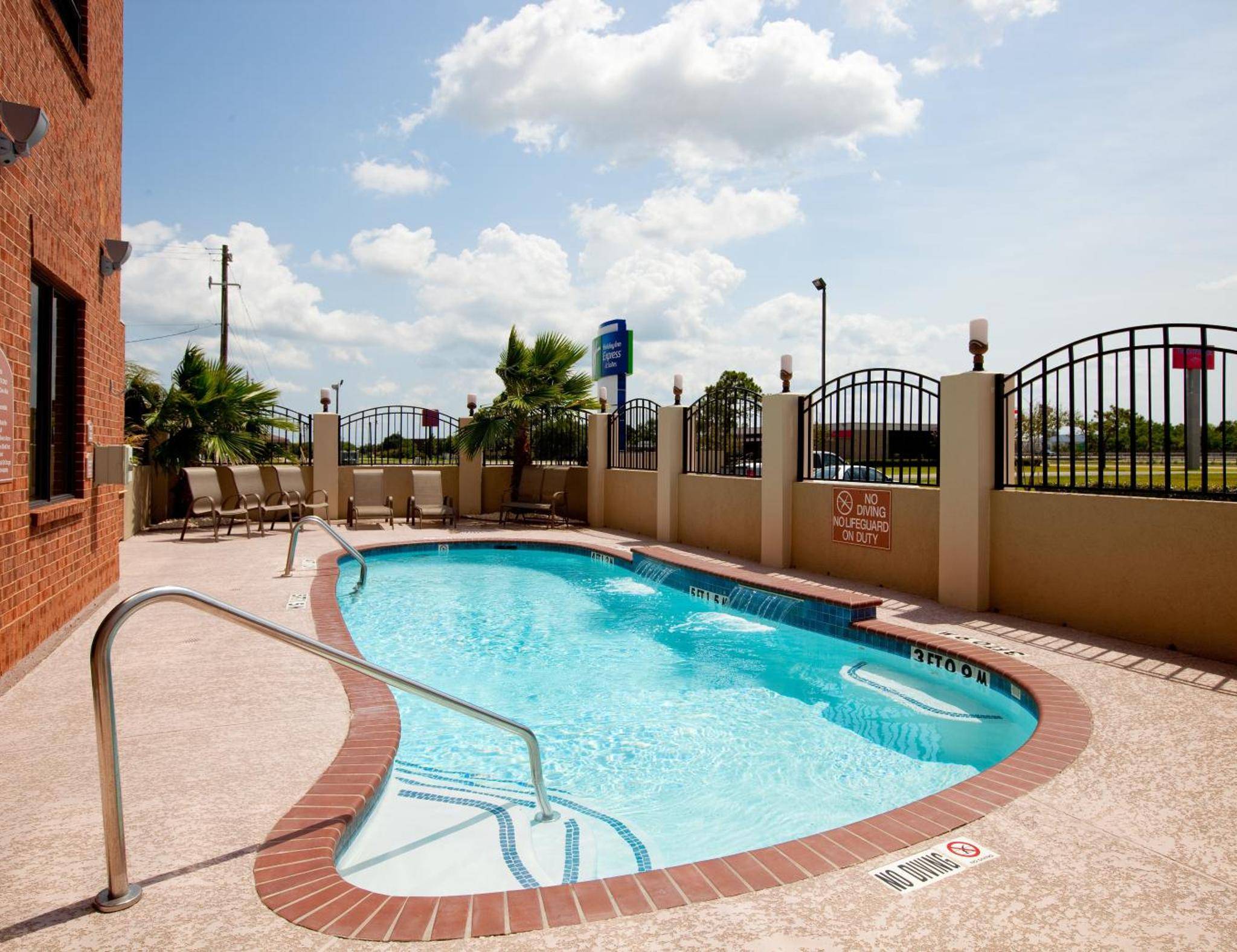 Holiday Inn Express & Suites La Porte, an IHG Hotel